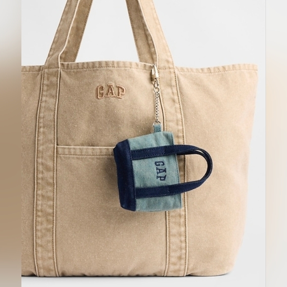 GAP Logo Tote Light Denim Keychain Charm. New - Picture 2 of 2